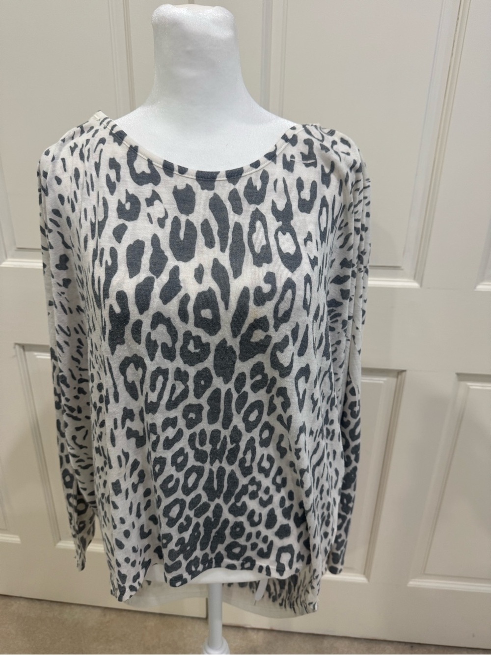 Women's Enti Cream and Gray Leopard Print Long Sleeve sweater, size M